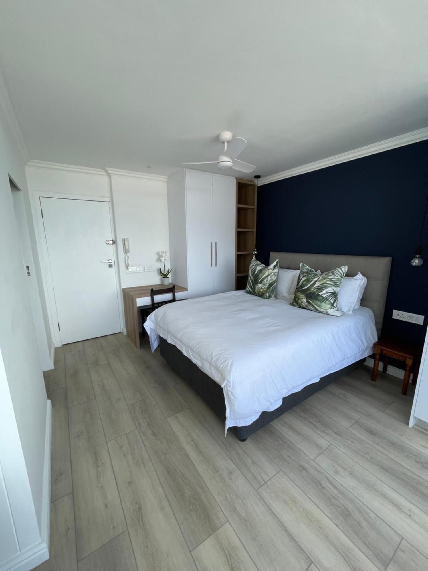 Modern In Sea Point Apartment *